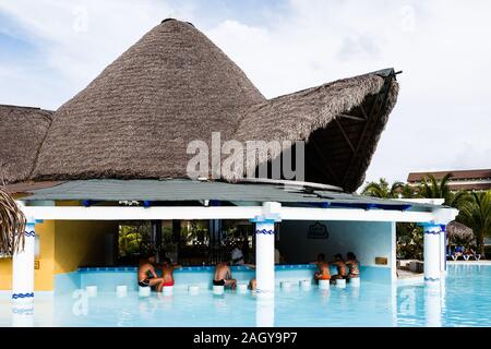 Touristes bronzés en maillots de bain assis au bar le pavillon ouvert Banque D'Images