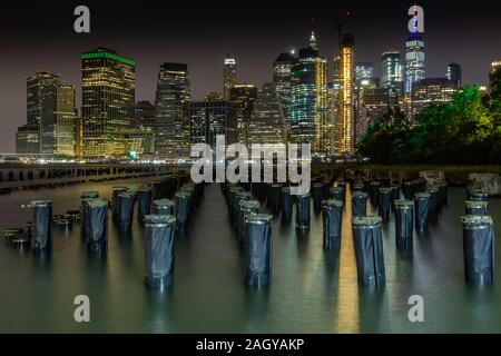 Exposition longue de New York Ville Manhattan Downtown skyline at night vu du pont de Brooklyn Park