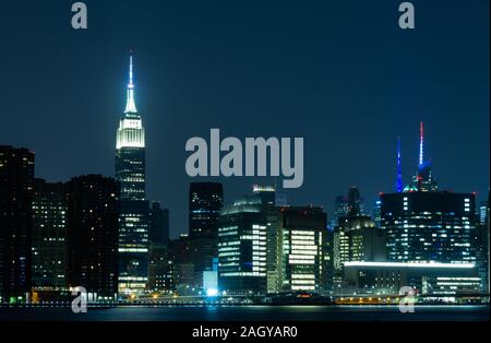 Exposition longue durée de la ville de New York Midtown Manhattan skyline at night vu du parc de l'émetteur