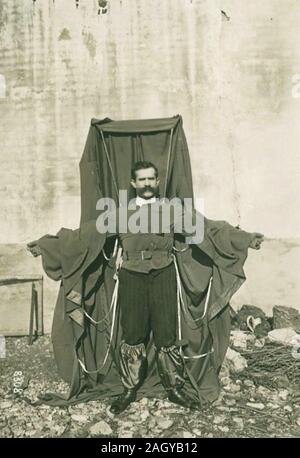 Franz Reichelt (1878 - 1912), Frantz Reichelt ou François Reichelt, un inventeur français et pionnier du parachutisme, maintenant que l'on appelle parfois la Flying tailleur, qui est surtout connu pour le saut à sa mort de la Tour Eiffel alors que l'essai d'un parachute portable de sa propre conception. Banque D'Images