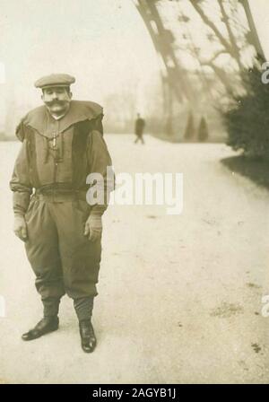 Franz Reichelt (1878 - 1912), Frantz Reichelt ou François Reichelt, un inventeur français et pionnier du parachutisme, maintenant que l'on appelle parfois la Flying tailleur, qui est surtout connu pour le saut à sa mort de la Tour Eiffel alors que l'essai d'un parachute portable de sa propre conception. Banque D'Images