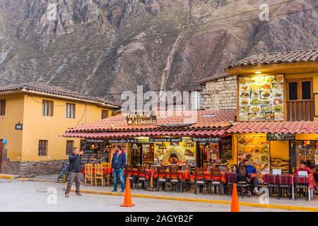 OLLANTAYTAMBO, PÉROU - le 26 juin 2019 : vue sur le café au centre de la ville Banque D'Images