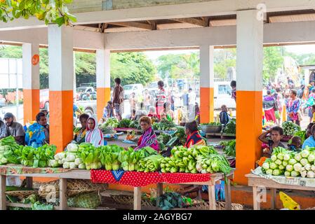 L'île de Tanna, VANUATU - Juillet 22, 2019 : Les femmes vendent des légumes au marché local Banque D'Images