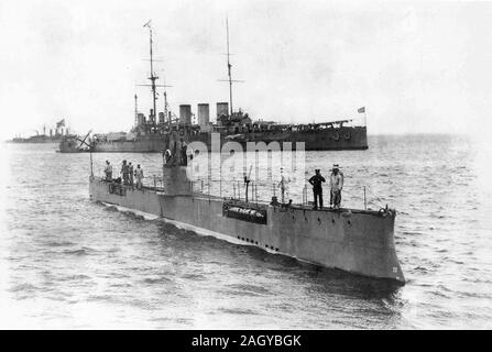 Sous-marin russe Akula, lancé en 1907, premier sous-marin russe assez faible pour de longues distances. Akula a été construit pour la marine impériale de Russie. Vu Akula service pendant la Première Guerre mondiale et a coulé en novembre 1915 après avoir heurté une mine navale. Sous-marin russe impériale et l'Akula croiseur blindé Ryurik, 1913 Banque D'Images