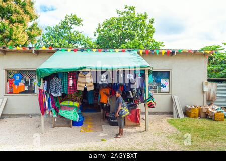L'île de Tanna, VANUATU - Juillet 22, 2019 : Magasin de vêtements sur une rue de la ville Banque D'Images