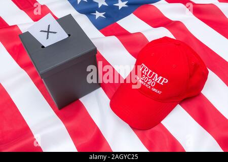 Chapeau rouge KAG de Trump supporter et fausse urne noire sur le drapeau américain Stars & Stripes. Pour la campagne Trump 2020, la course à la présidence américaine 2020, MAGA Red Wave. Banque D'Images