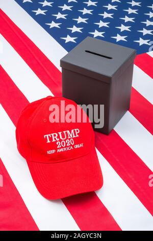 Chapeau rouge KAG de Trump supporter et fausse urne noire sur le drapeau américain Stars & Stripes. Pour la campagne Trump 2020, la course à la présidence américaine 2020, MAGA Red Wave. Banque D'Images