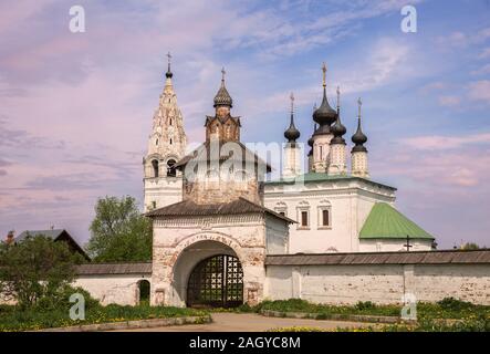 Monastère d'Alexandre à Souzdal. Église de l'Ascension du Seigneur et clocher derrière Portes Saintes en russe ancien monastère de Saint Alexandre. Suzdal, Gol Banque D'Images