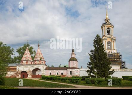 Un dôme de deux Portes Saintes et clocher de Saint Euphrosyne de Souzdal, Rizopolozhensky au monastère de Souzdal. Rizopolozhensky monastère est l'un des plus anciens m Banque D'Images