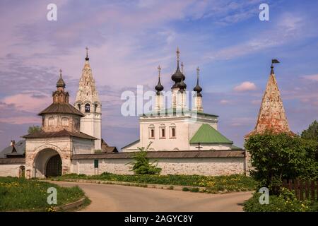 Monastère d'Alexandre à Souzdal. Église de l'Ascension du Seigneur, clocher et Portes Saintes en russe ancien monastère de Saint Alexandre. Suzdal, Golden Ri Banque D'Images