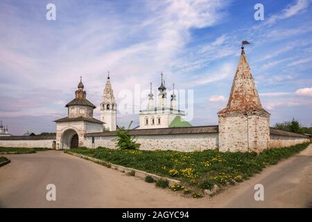 Monastère d'Alexandre à Souzdal. L'Église, clocher, Portes Saintes et des murs avec des tours dans l'ancienne Fédération de monastère de Saint Alexandre. Suzdal, rendez-vous Banque D'Images