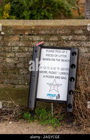 Signer à West Mersea, Mersea Island, Essex, UK demande aux gens de prendre 3 morceaux de litière de la plage, et plus en utilisant les déchets fournis Banque D'Images