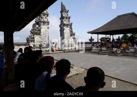 Bali, Indonésie. 20 Oct, 2019. Un couple de filles posent pour une photo aux portes du paradis à Bali.Chaque jour, des milliers de personnes se rassemblent et attendre leur tour pour prendre des photos au temple de Lempuyang à Bali. Le temple est devenu célèbre pour les photos prises à la ''Portes du ciel'' mais la photo se cache un secret. La réflexion de l'eau à vu dans les milliers de photos partagées sur les réseaux sociaux est fausse et manipulée. Credit : Hugo Amaral/SOPA Images/ZUMA/Alamy Fil Live News Banque D'Images