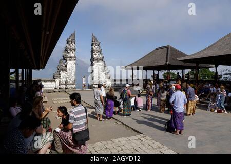 Bali, Indonésie. 20 Oct, 2019. Un homme pose pour une photo aux portes du paradis à Bali.Chaque jour, des milliers de personnes se rassemblent et attendre leur tour pour prendre des photos au temple de Lempuyang à Bali. Le temple est devenu célèbre pour les photos prises à la ''Portes du ciel'' mais la photo se cache un secret. La réflexion de l'eau à vu dans les milliers de photos partagées sur les réseaux sociaux est fausse et manipulée. Credit : Hugo Amaral/SOPA Images/ZUMA/Alamy Fil Live News Banque D'Images