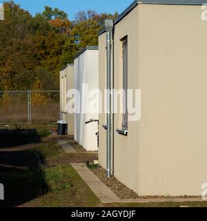 Hébergement d'urgence pour les réfugiés au bord de la ville de Magdeburg en Allemagne Banque D'Images