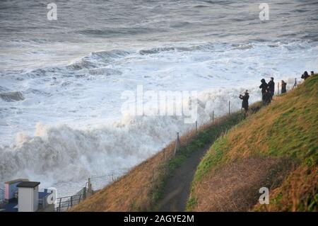 Plage de Chesil. 22 décembre 2019. Météo britannique. Des vagues énormes batter Chesil Beach dans le Dorset. crédit : Stuart fretwell/Alamy Live News Banque D'Images