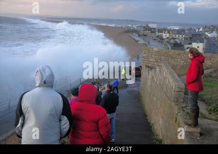 Plage de Chesil. 22 décembre 2019. Météo britannique. Des vagues énormes batter Chesil Beach dans le Dorset. crédit : Stuart fretwell/Alamy Live News Banque D'Images