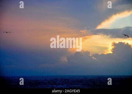 Plage de Chesil. 22 décembre 2019. Météo britannique. Des vagues énormes batter Chesil Beach dans le Dorset. crédit : Stuart fretwell/Alamy Live News Banque D'Images