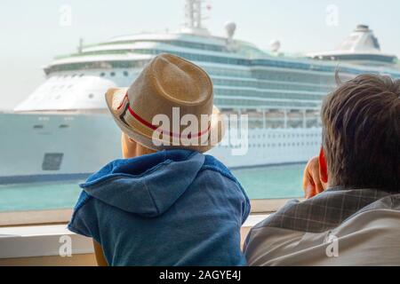 Père et fils Voyages en Europe, en Grèce. Heureux le temps de famille. Heureux père et fils appréciant la vue fascinante sur la chemise, d'un navire. Réflexions sur le voyage. Passer du temps en famille. Temps de Noël Banque D'Images