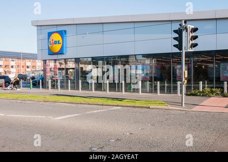 Magasin Lidl nouvellement construit à Blackpool vente cuttring produits tels que boissons, nourriture, vêtements et outils etc. Banque D'Images