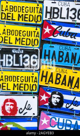 Un regroupement de vintage, des plaques d'immatriculation voiture cubaine à vendre dans la vieille ville de la ville de La Havane, Cuba Banque D'Images