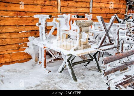 Bancs et tables congelé bordée sur podium de restaurant rustique, dans l'attente de conditions météorologiques favorables Banque D'Images