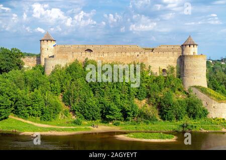 L'incroyable vue d'été de l'ancienne forteresse Ivangorod, en Russie, sur la rive de la Narva à partir du château de Narva en Estonie. Copy space Banque D'Images