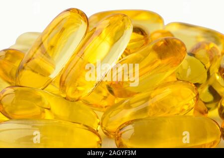 L'huile de foie de morue capsules omega 3 gel isolé sur fond blanc, gros plan Banque D'Images