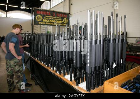 (191222) -- NEW YORK, 22 décembre 2019 (Xinhua) -- Les gens visitent une exposition d'armes à feu organisées par Dallas Arms Collectors Association à Dallas, Texas, États-Unis, le 30 novembre 2019. Comme les derniers jours de l'année approche, les Américains sont confrontés à un sombre étape importante -- il y a déjà eu plus d'exécutions massives en 2019 qu'il n'y a de jours dans l'ensemble de l'année. 22 décembre, il y a eu 404 cas de prise de masse aux États-Unis, selon les archives de la violence armée (GVA). C'est le nombre le plus important depuis que l'organisation a commencé à recueillir des données en 2013. Selon le VAB, 14 801 personnes ont été kil Banque D'Images