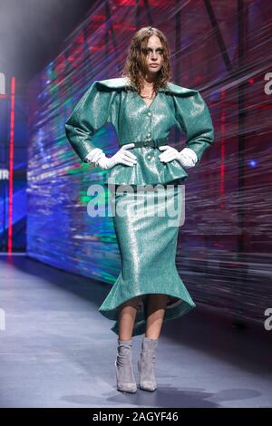 Zagreb, Croatie - le 26 octobre 2019 : un mannequin portant des jumeaux collection de mode sur les podiums lors de la Fashion bipa.hr fashion show à Zagreb, Croatie. Banque D'Images