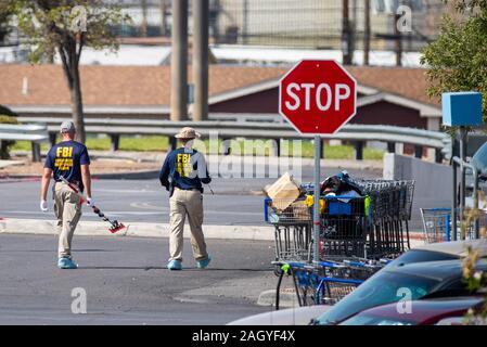 (191222) -- NEW YORK, 22 décembre 2019 (Xinhua) -- Les chercheurs travaillent à la Walmart centre où une masse tir a eu lieu à El Paso au Texas, aux États-Unis, le 5 août, 2019. Un homme armé a ouvert le feu dans un centre commercial à El Paso, tuant 22 personnes et en blessant plus de deux douzaines. Comme les derniers jours de l'année approche, les Américains sont confrontés à un sombre étape importante -- il y a déjà eu plus d'exécutions massives en 2019 qu'il n'y a de jours dans l'ensemble de l'année. 22 décembre, il y a eu 404 cas de prise de masse aux États-Unis, selon les archives de la violence armée (GVA). C'est la highe Banque D'Images