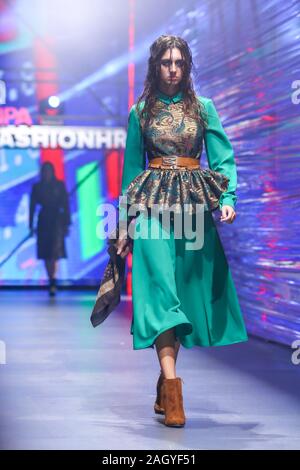 Zagreb, Croatie - le 26 octobre 2019 : un mannequin portant des jumeaux collection de mode sur les podiums lors de la Fashion bipa.hr fashion show à Zagreb, Croatie. Banque D'Images