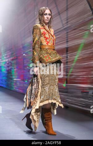 Zagreb, Croatie - le 26 octobre 2019 : un mannequin portant des jumeaux collection de mode sur les podiums lors de la Fashion bipa.hr fashion show à Zagreb, Croatie. Banque D'Images