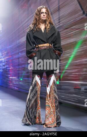 Zagreb, Croatie - le 26 octobre 2019 : un mannequin portant des jumeaux collection de mode sur les podiums lors de la Fashion bipa.hr fashion show à Zagreb, Croatie. Banque D'Images