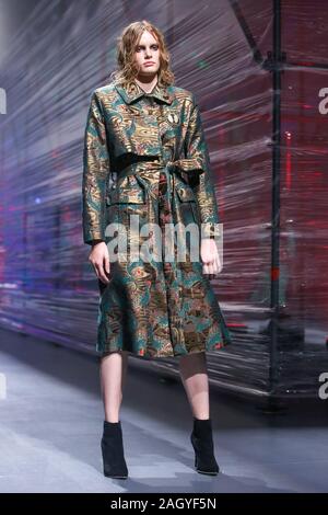 Zagreb, Croatie - le 26 octobre 2019 : un mannequin portant des jumeaux collection de mode sur les podiums lors de la Fashion bipa.hr fashion show à Zagreb, Croatie. Banque D'Images