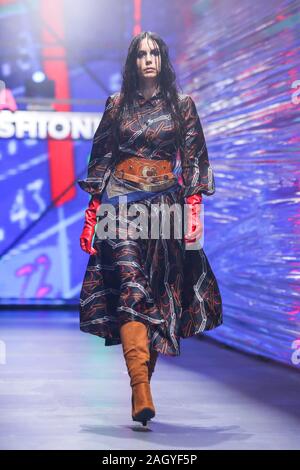 Zagreb, Croatie - le 26 octobre 2019 : un mannequin portant des jumeaux collection de mode sur les podiums lors de la Fashion bipa.hr fashion show à Zagreb, Croatie. Banque D'Images