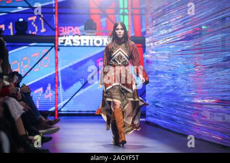 Zagreb, Croatie - le 26 octobre 2019 : un mannequin portant des jumeaux collection de mode sur les podiums lors de la Fashion bipa.hr fashion show à Zagreb, Croatie. Banque D'Images