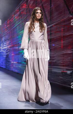 Zagreb, Croatie - le 26 octobre 2019 : un mannequin portant des jumeaux collection de mode sur les podiums lors de la Fashion bipa.hr fashion show à Zagreb, Croatie. Banque D'Images
