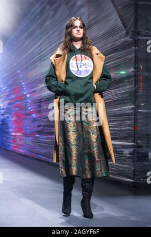 Zagreb, Croatie - le 26 octobre 2019 : un mannequin portant des jumeaux collection de mode sur les podiums lors de la Fashion bipa.hr fashion show à Zagreb, Croatie. Banque D'Images