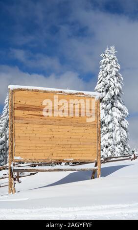 Big blank billboard en bois en hiver paysage de montagne, orientation verticale Banque D'Images