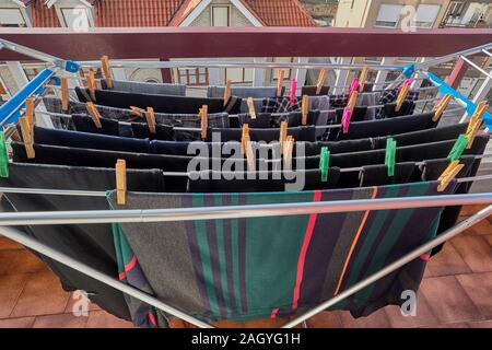 La pendaison avec des vêtements sur une corde à linge au soleil sur la terrasse de l'un de la ville de Colindres, Cantabria, Spain, Europe Banque D'Images