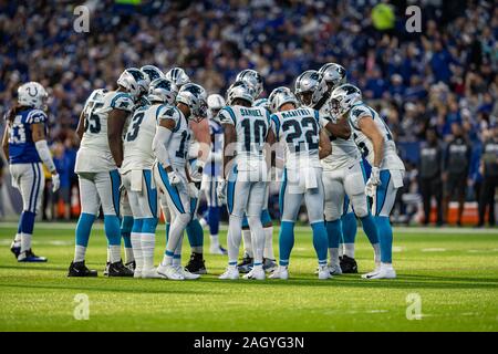 Indianapolis, Indiana, USA. Dec 22, 2019. Carolina Panthers conciliabules infraction dans la seconde moitié du match entre les Panthers et les Indianapolis Colts au Lucas Oil Stadium, Indianapolis, Indiana. Crédit : Scott Stuart/ZUMA/Alamy Fil Live News Banque D'Images