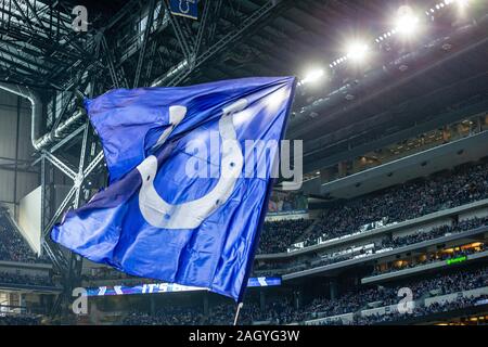 Indianapolis, Indiana, USA. Dec 22, 2019. Les Indianapolis Colts drapeau est exhibé après un touché dans la seconde moitié du match entre les Panthers et les Indianapolis Colts au Lucas Oil Stadium, Indianapolis, Indiana. Crédit : Scott Stuart/ZUMA/Alamy Fil Live News Banque D'Images