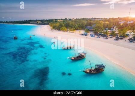 Vue aérienne des bateaux de pêche sur la côte de la mer tropicale Banque D'Images