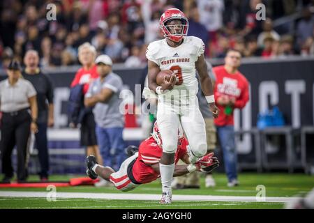 Houston, Texas, USA. 29 Nov, 2019. Les Mustangs de North Shore Parc galène quarterback Dematrius Davis (9) exécute pour un 40 verges au deuxième trimestre de l'Université du Texas de la Ligue interscolaire (UIL) Classe 6A Division 1 Région 3 jeu de demi-finale entre la rive nord du parc de la galène et les Mustangs Tigres Katy à NRG Stadium à Houston, Texas. Galena Park Rive Nord défait Katy 56-35. Prentice C. James/CSM/Alamy Live News Banque D'Images