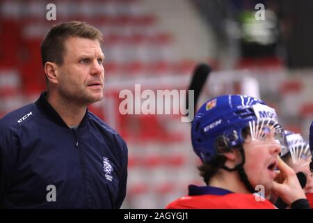 Trinec, République tchèque. Dec 22, 2019. L'entraîneur-chef tchèque Vaclav Varada dans un avant-match République tchèque contre la Slovaquie avant le championnat mondial junior 2020 Championnat du Monde de Hockey sur glace, à Trinec, en République tchèque, le dimanche, Décembre 22, 2019. Crédit : Petr Sznapka/CTK Photo/Alamy Live News Banque D'Images