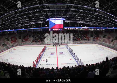 Trinec, République tchèque. Dec 22, 2019. La ligne de taems dans Werk Arena avant un match préliminaire La République tchèque contre la Slovaquie avant le championnat mondial junior 2020 Championnat du Monde de Hockey sur glace, à Trinec, en République tchèque, le dimanche, Décembre 22, 2019. Crédit : Petr Sznapka/CTK Photo/Alamy Live News Banque D'Images