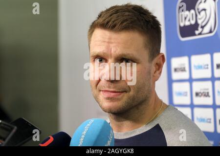 Trinec, République tchèque. Dec 22, 2019. L'entraîneur-chef tchèque Vaclav Varada parle aux journalistes après un match préliminaire La République tchèque contre la Slovaquie avant le championnat mondial junior 2020 Championnat du Monde de Hockey sur glace, à Trinec, en République tchèque, le dimanche, Décembre 22, 2019. Crédit : Petr Sznapka/CTK Photo/Alamy Live News Banque D'Images