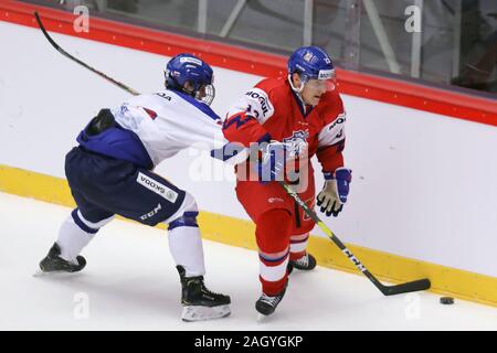 Trinec, République tchèque. Dec 22, 2019. L-R Samuel Knazko (SVK) et Jakub Lauko (CZE) en action lors d'un match préliminaire La République tchèque contre la Slovaquie avant le championnat mondial junior 2020 Championnat du Monde de Hockey sur glace, à Trinec, en République tchèque, le dimanche, Décembre 22, 2019. Crédit : Petr Sznapka/CTK Photo/Alamy Live News Banque D'Images