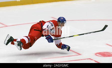 Trinec, République tchèque. Dec 22, 2019. Jakub Lauko (CZE) en action lors d'un match préliminaire La République tchèque contre la Slovaquie avant le championnat mondial junior 2020 Championnat du Monde de Hockey sur glace, à Trinec, en République tchèque, le dimanche, Décembre 22, 2019. Crédit : Petr Sznapka/CTK Photo/Alamy Live News Banque D'Images